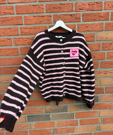 Gestreifte Strickjacke mit offenem Rücken und Love Patch