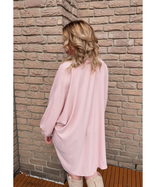 Oversized Hemdkleid mit goldenen Knöpfen