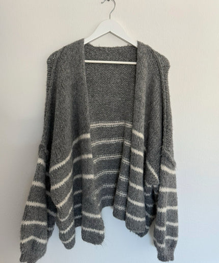 Oversized Strickjacke mit Puffärmeln | gestreift | versch. Farben