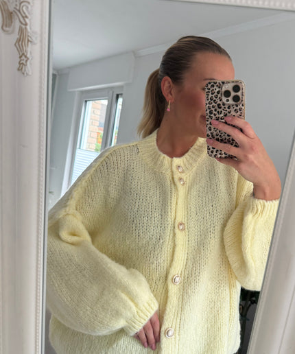 Oversize Strickjacke mit goldenen Knöpfen | Butter Lemon Gelb
