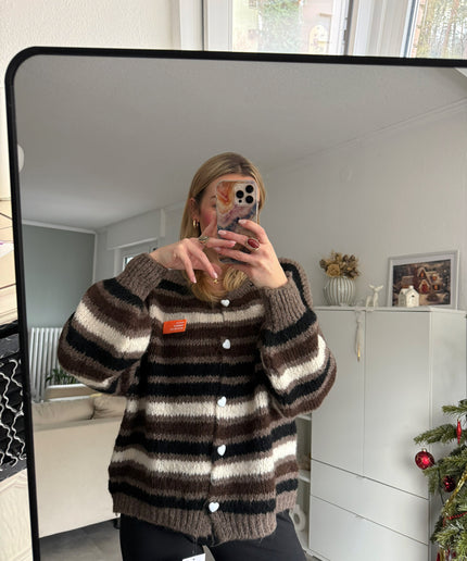 Strickjacke mit Streifen und Herzknöpfen