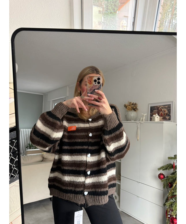 Strickjacke mit Streifen und Herzknöpfen