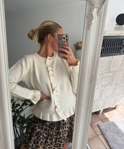 Strickjacke mit Rüschen und Knopfleiste