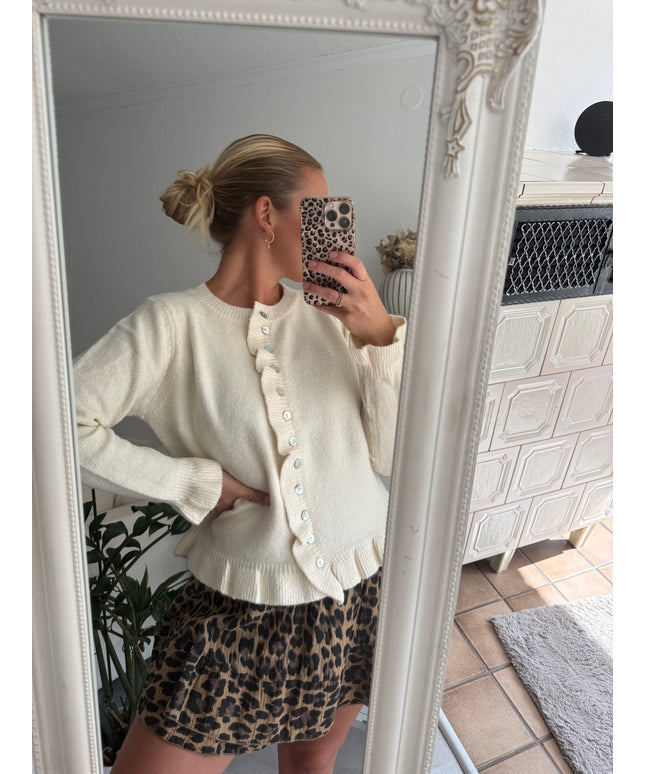 Strickjacke mit Rüschen und Knopfleiste