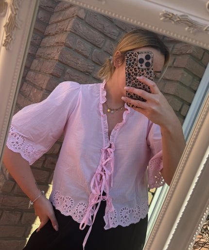 Bluse mit Lochstickerei und Schleifen | HANNA | versch. Farben