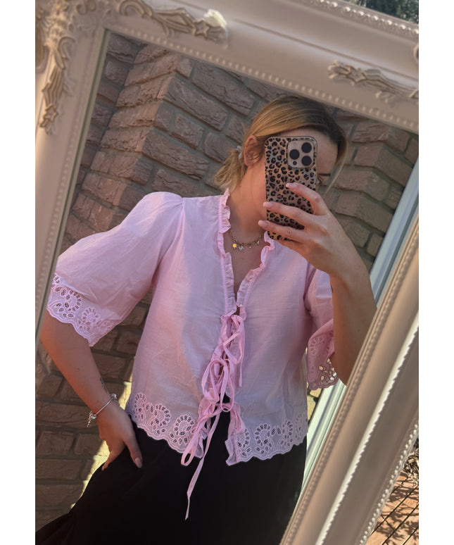 Bluse mit Lochstickerei und Schleifen | HANNA | versch. Farben