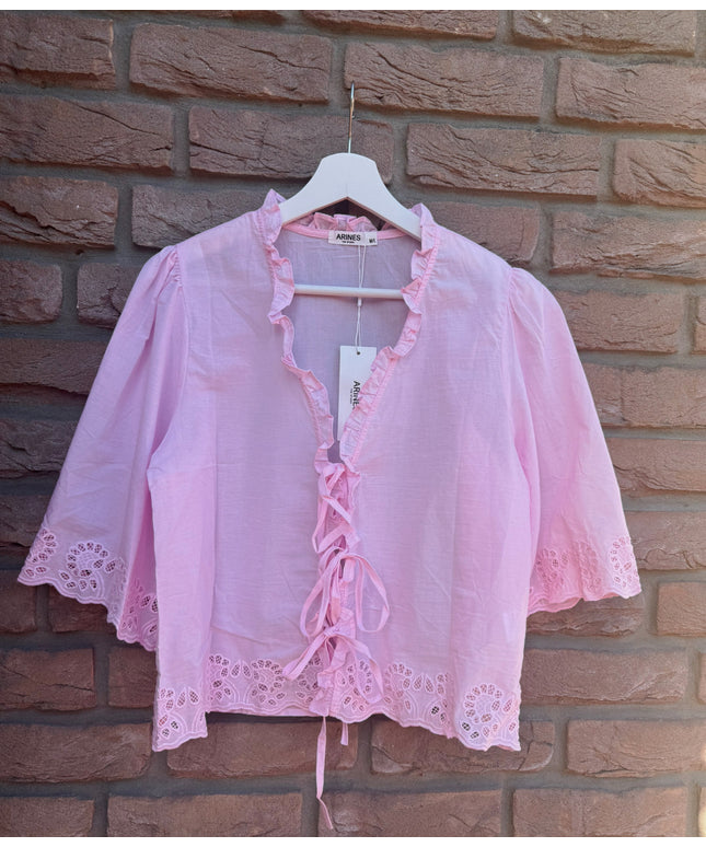 Bluse mit Lochstickerei und Schleifen | HANNA | versch. Farben