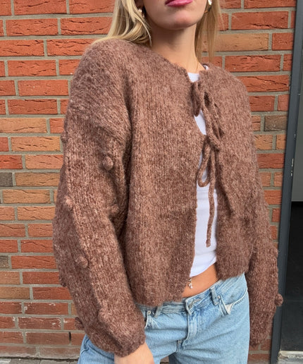 Kuschelige Schleifenstrickjacke mit 3D Noppen | Braun