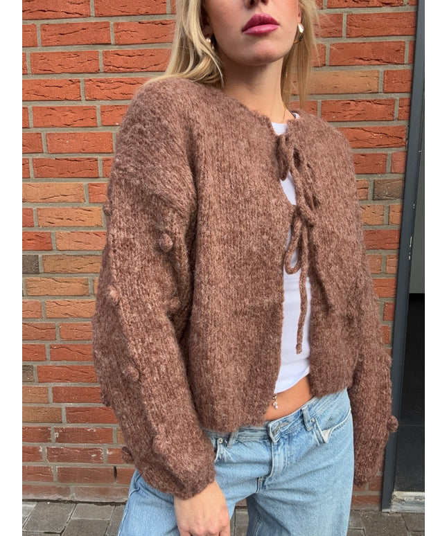 Kuschelige Schleifenstrickjacke mit 3D Noppen | Braun
