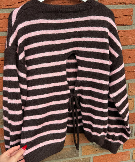 Gestreifte Strickjacke mit offenem Rücken und Love Patch