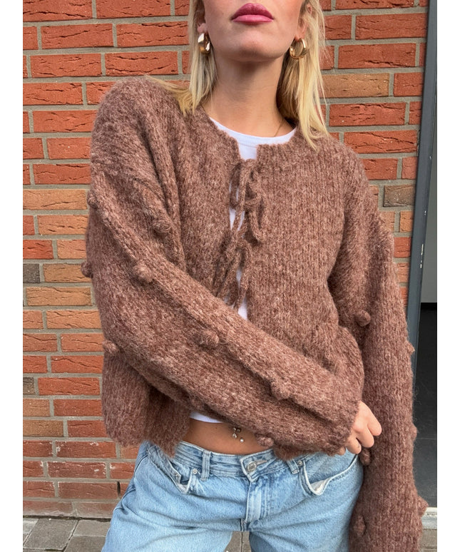 Kuschelige Schleifenstrickjacke mit 3D Noppen | Braun