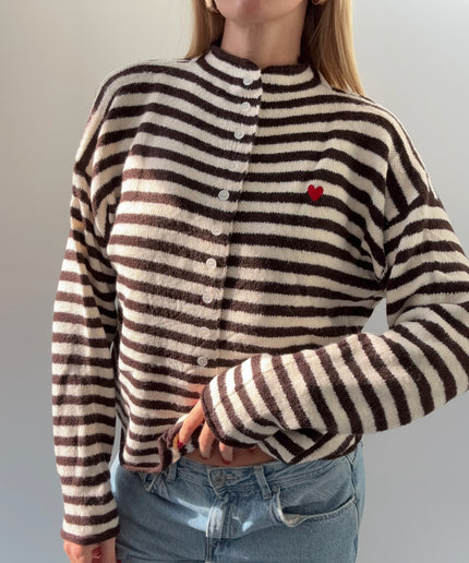 Gestreifte Strickjacke mit hohem Kragen und Knopfleiste