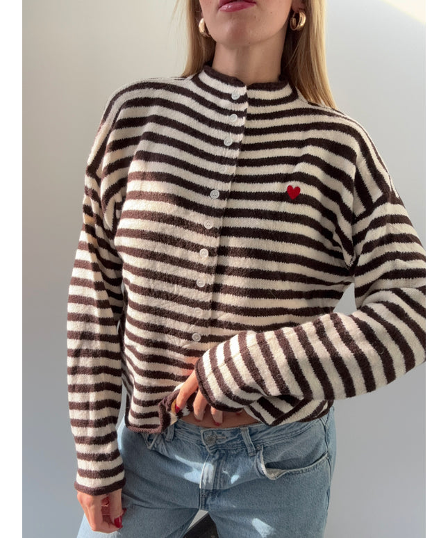 Gestreifte Strickjacke mit hohem Kragen und Knopfleiste
