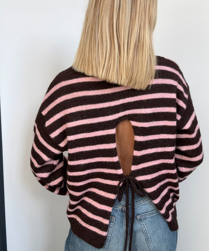 Gestreifte Strickjacke mit offenem Rücken und Love Patch