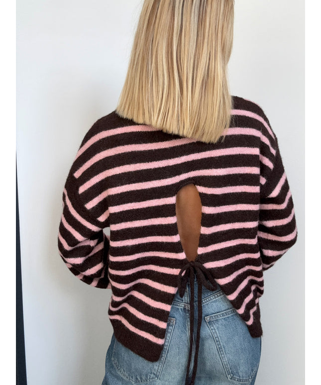Gestreifte Strickjacke mit offenem Rücken und Love Patch