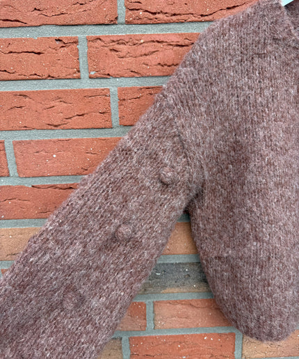 Kuschelige Schleifenstrickjacke mit 3D Noppen | Braun