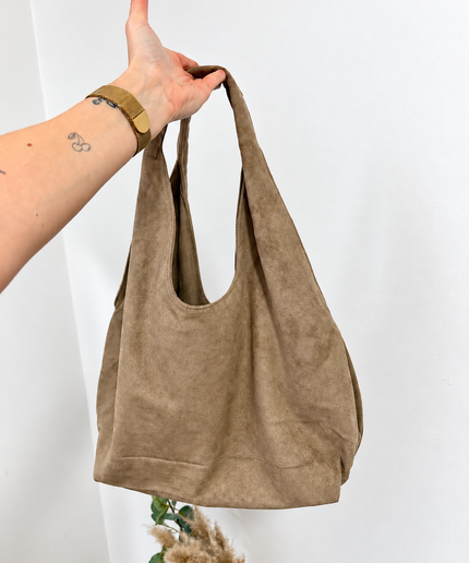 Kelly Shopper Tasche Hobo Bag in Wildleder-Optik mit Nieten | Taupe