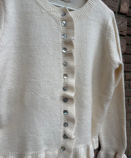 Strickjacke mit Rüschen und Knopfleiste