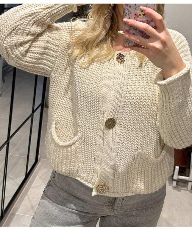 Pullover-Strickjacke mit goldenen Knöpfen