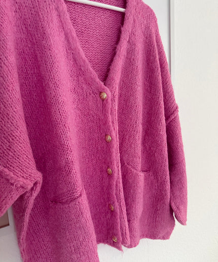 Oversize Strickjacke mit goldenen Knöpfen | V-Ausschnitt | pink