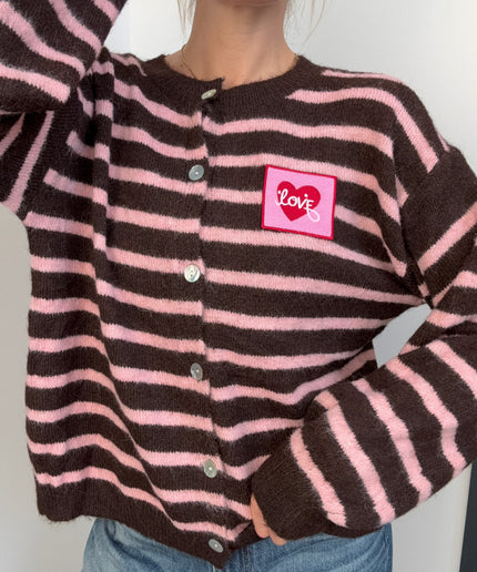 Gestreifte Strickjacke mit offenem Rücken und Love Patch