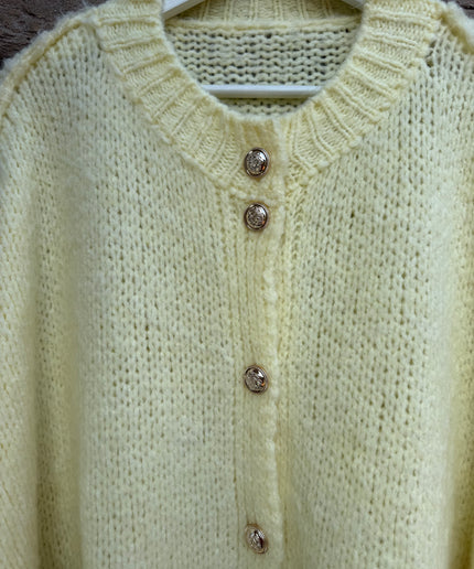 Oversize Strickjacke mit goldenen Knöpfen | Butter Lemon Gelb