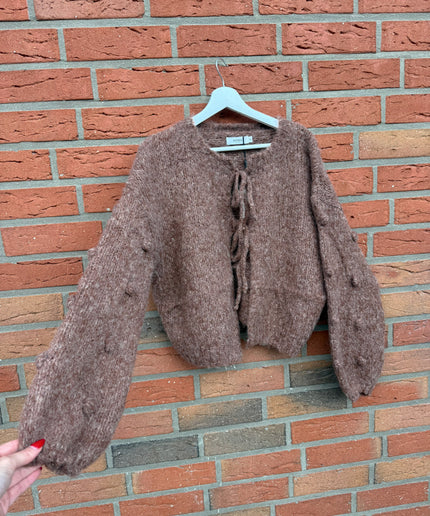 Kuschelige Schleifenstrickjacke mit 3D Noppen | Braun