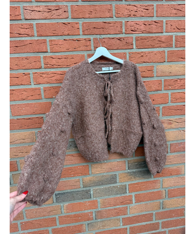 Kuschelige Schleifenstrickjacke mit 3D Noppen | Braun