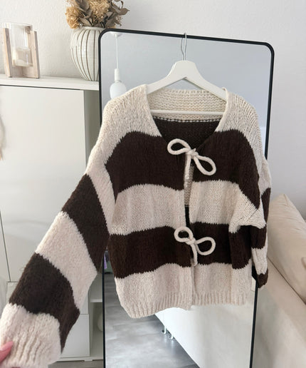 Strickjacke mit Schleifen | gestreift | braun/weiß