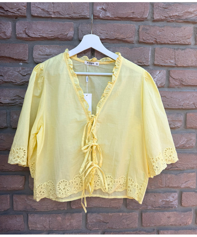 Bluse mit Lochstickerei und Schleifen | HANNA | versch. Farben