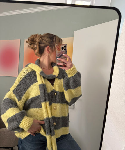 Oversize Strickjacke gestreift mit Schal | grau gelb