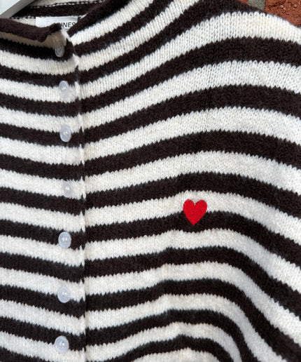 Gestreifte Strickjacke mit hohem Kragen und Knopfleiste