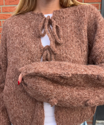 Kuschelige Schleifenstrickjacke mit 3D Noppen | Braun