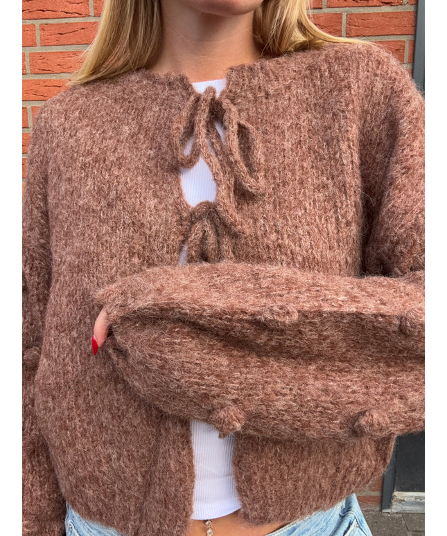 Kuschelige Schleifenstrickjacke mit 3D Noppen | Braun