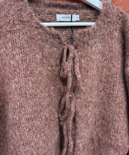 Kuschelige Schleifenstrickjacke mit 3D Noppen | Braun