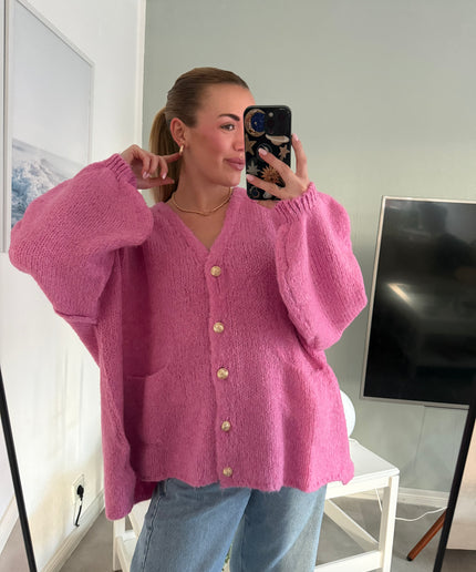 Oversize Strickjacke mit goldenen Knöpfen | V-Ausschnitt | pink