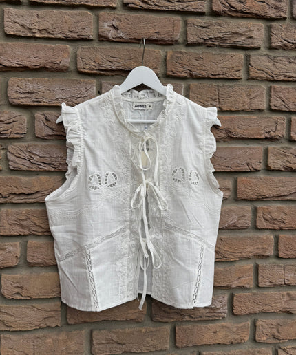 Bluse mit Lochstickerei und Schleifen