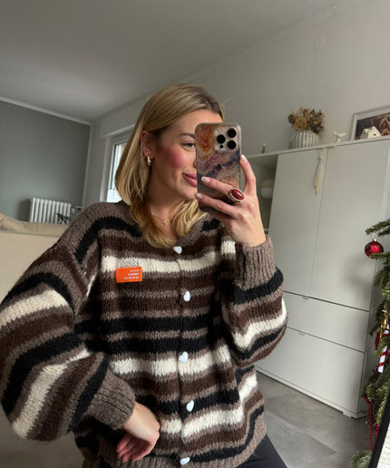 Strickjacke mit Streifen und Herzknöpfen