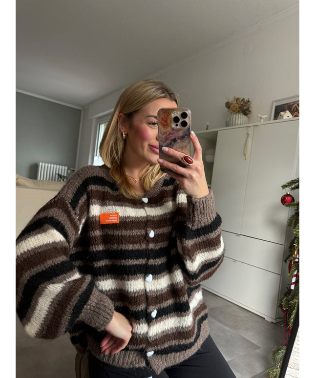 Strickjacke mit Streifen und Herzknöpfen