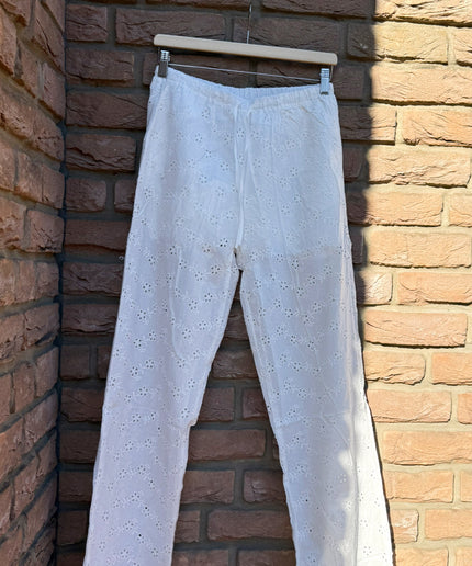 Weite Hose mit Lochstickerei