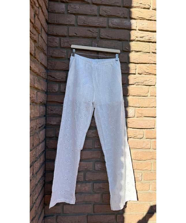 Weite Hose mit Lochstickerei