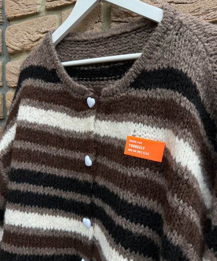 Strickjacke mit Streifen und Herzknöpfen