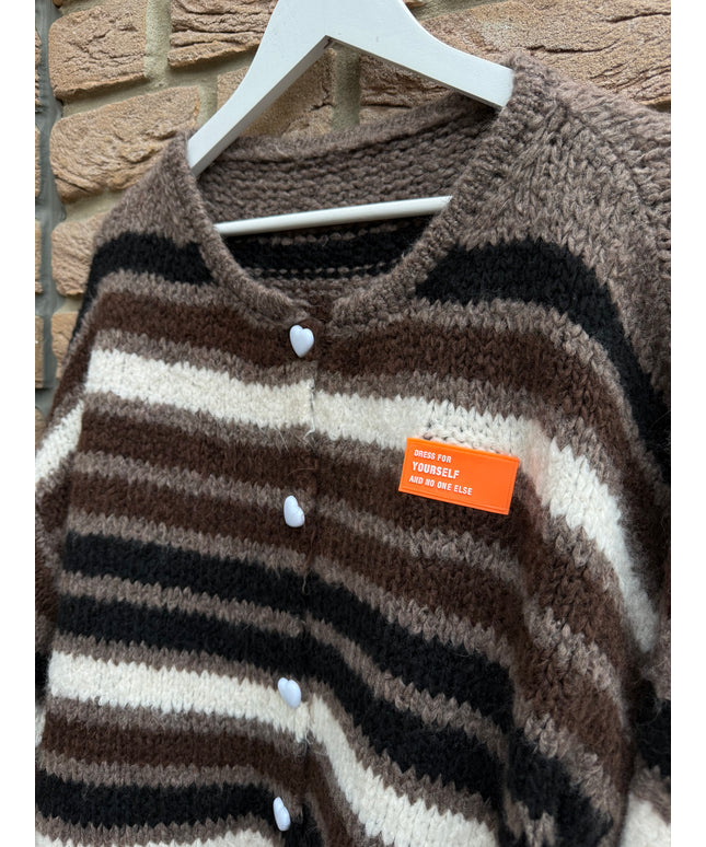 Strickjacke mit Streifen und Herzknöpfen