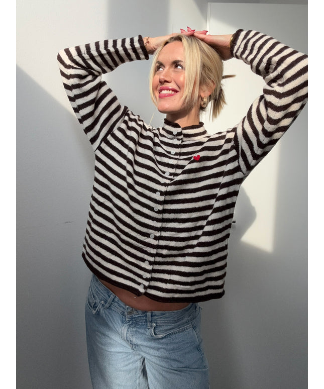 Gestreifte Strickjacke mit hohem Kragen und Knopfleiste
