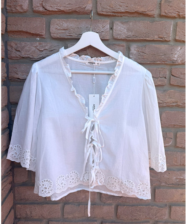 Bluse mit Lochstickerei und Schleifen | HANNA | versch. Farben
