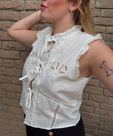 Bluse mit Lochstickerei und Schleifen