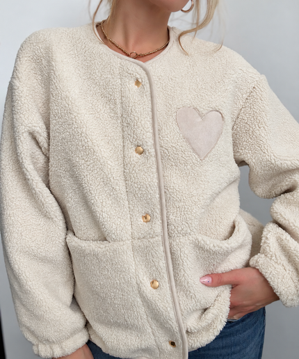Teddy Jacke mit Herzpatch und goldenen Knöpfen | Beige